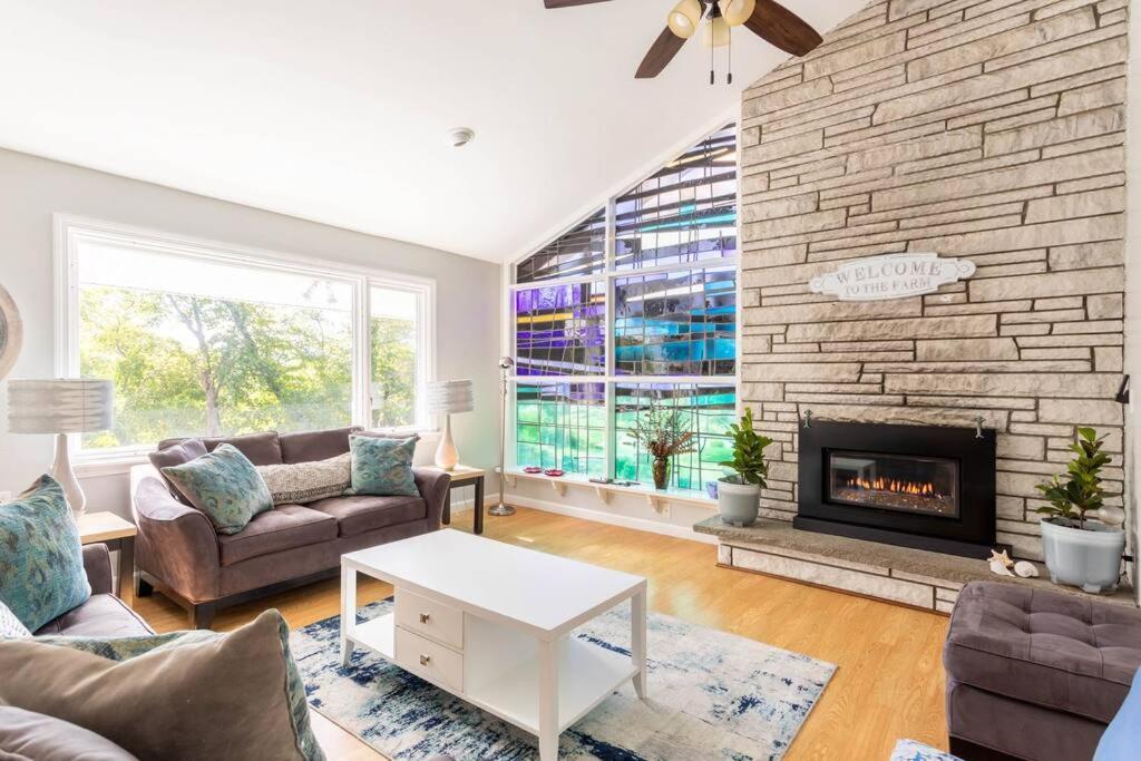 Villa Unique Retreat With Private Patio, 4 King Beds And Bbq Groton Exterior foto