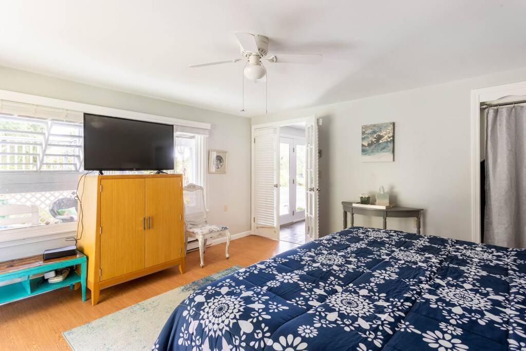 Villa Unique Retreat With Private Patio, 4 King Beds And Bbq Groton Exterior foto