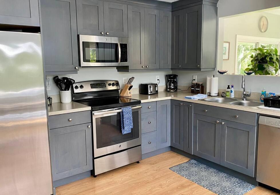 Villa Unique Retreat With Private Patio, 4 King Beds And Bbq Groton Exterior foto