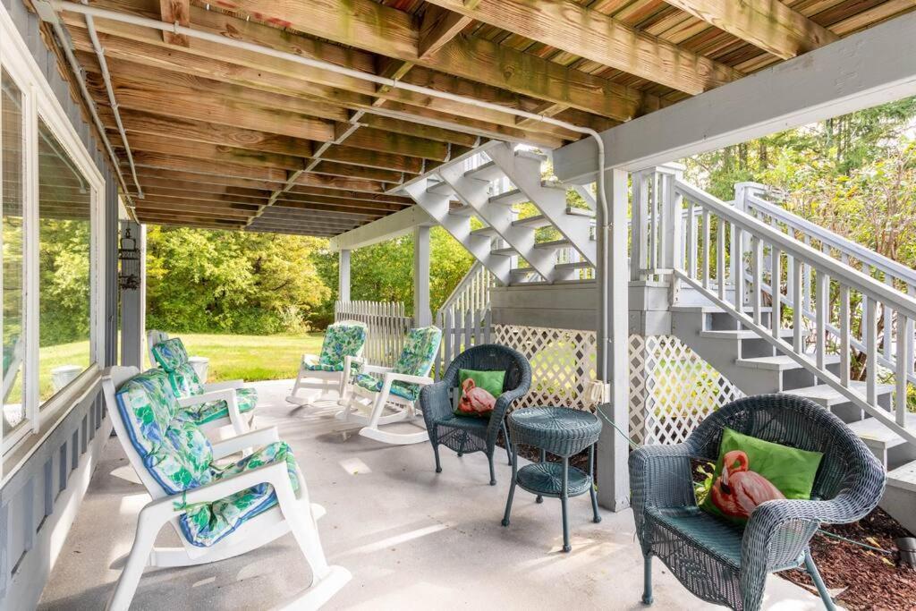 Villa Unique Retreat With Private Patio, 4 King Beds And Bbq Groton Exterior foto