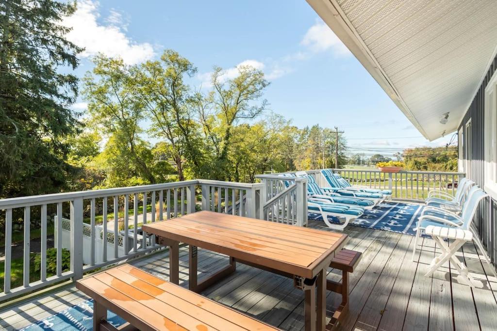 Villa Unique Retreat With Private Patio, 4 King Beds And Bbq Groton Exterior foto