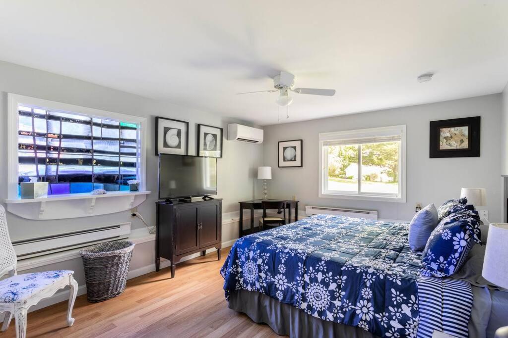 Villa Unique Retreat With Private Patio, 4 King Beds And Bbq Groton Exterior foto