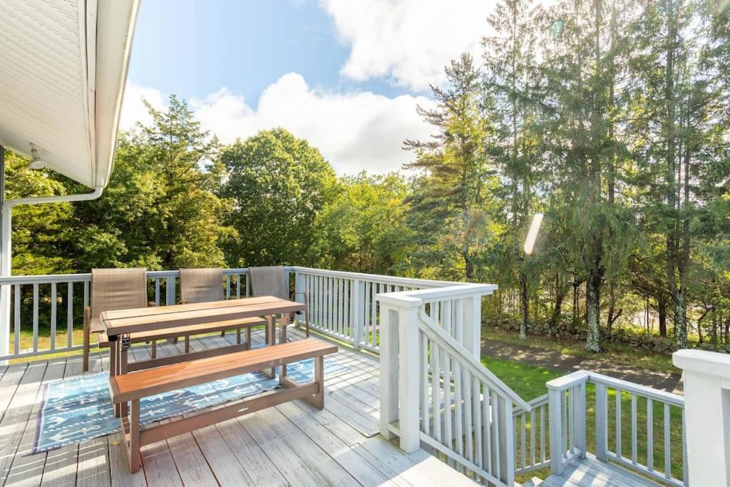 Villa Unique Retreat With Private Patio, 4 King Beds And Bbq Groton Exterior foto