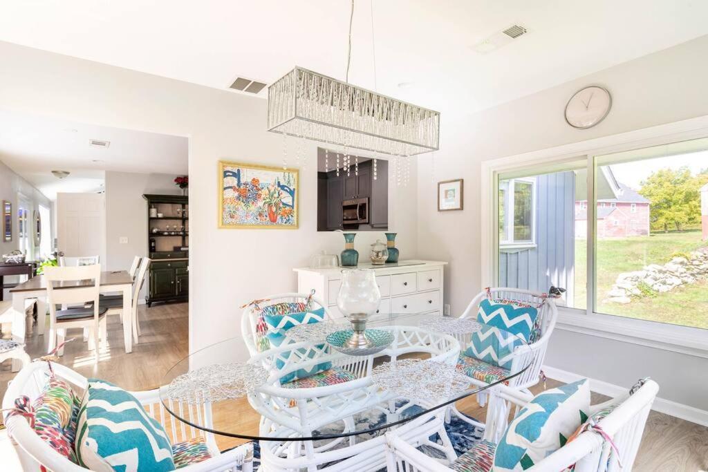 Villa Unique Retreat With Private Patio, 4 King Beds And Bbq Groton Exterior foto