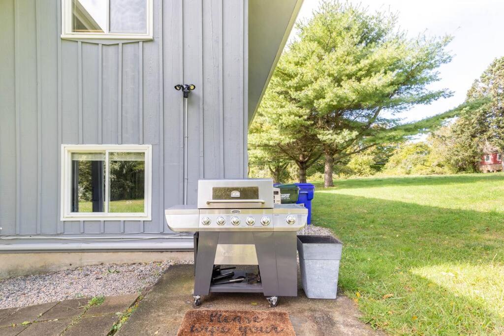 Villa Unique Retreat With Private Patio, 4 King Beds And Bbq Groton Exterior foto