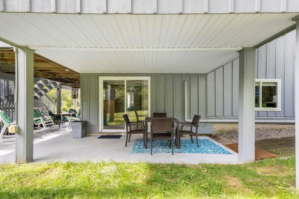 Villa Unique Retreat With Private Patio, 4 King Beds And Bbq Groton Exterior foto