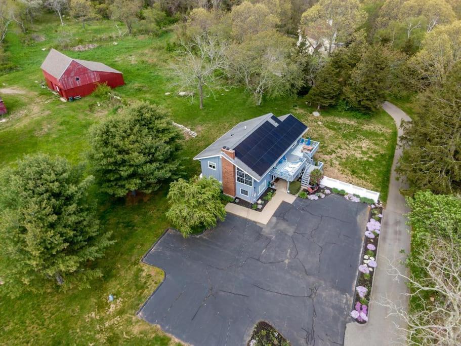 Villa Unique Retreat With Private Patio, 4 King Beds And Bbq Groton Exterior foto